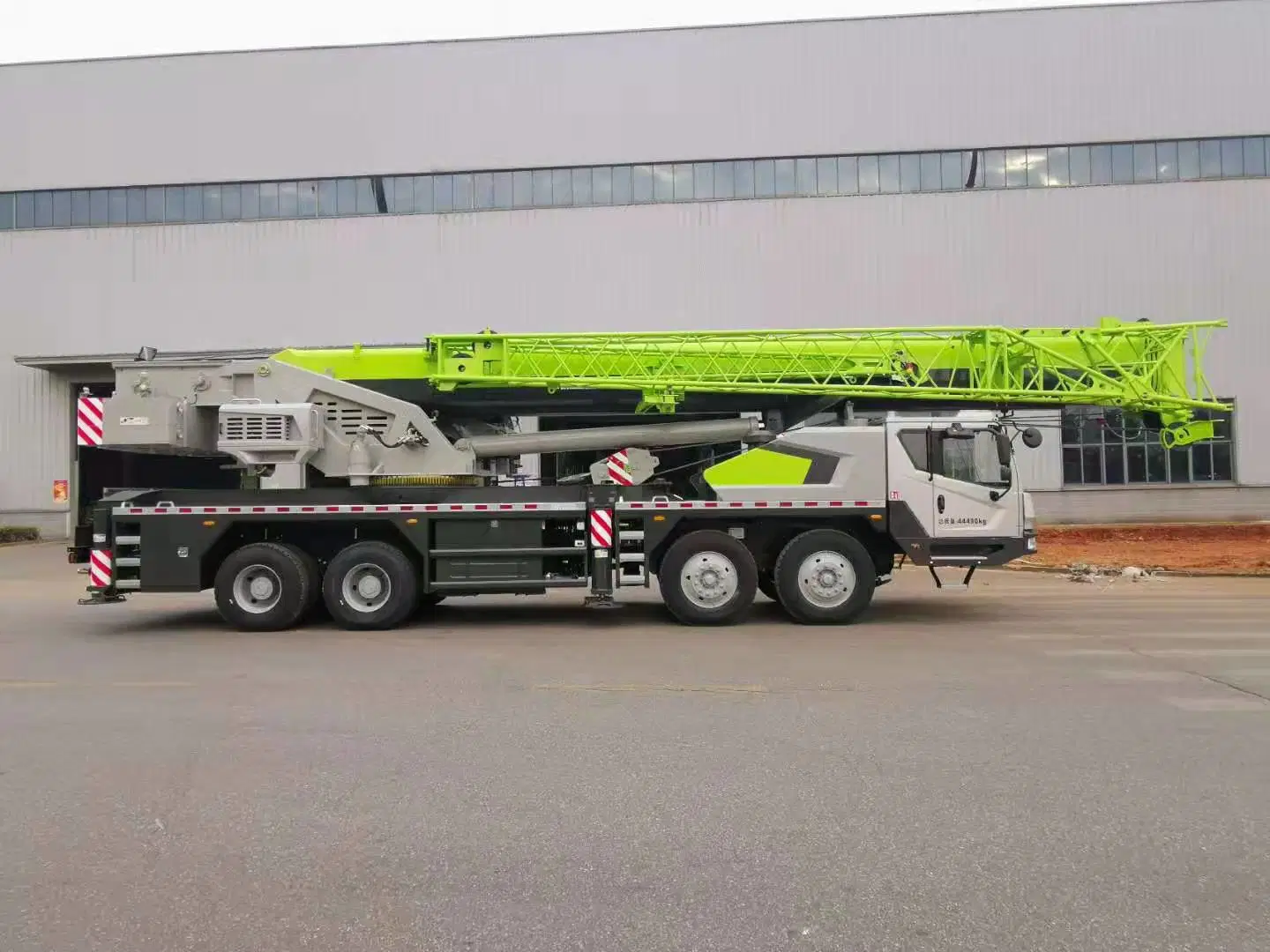 Famous Brand Zoomlion 35 Ton Heavy Duty Telescopic Boom Truck Crane Ztc350h with Weichai Engine