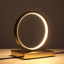 Lámpara de mesa con chip LED de diseño moderno con acabado plateado Lámpara de lectura de escritorio con cubierta de forma plástica