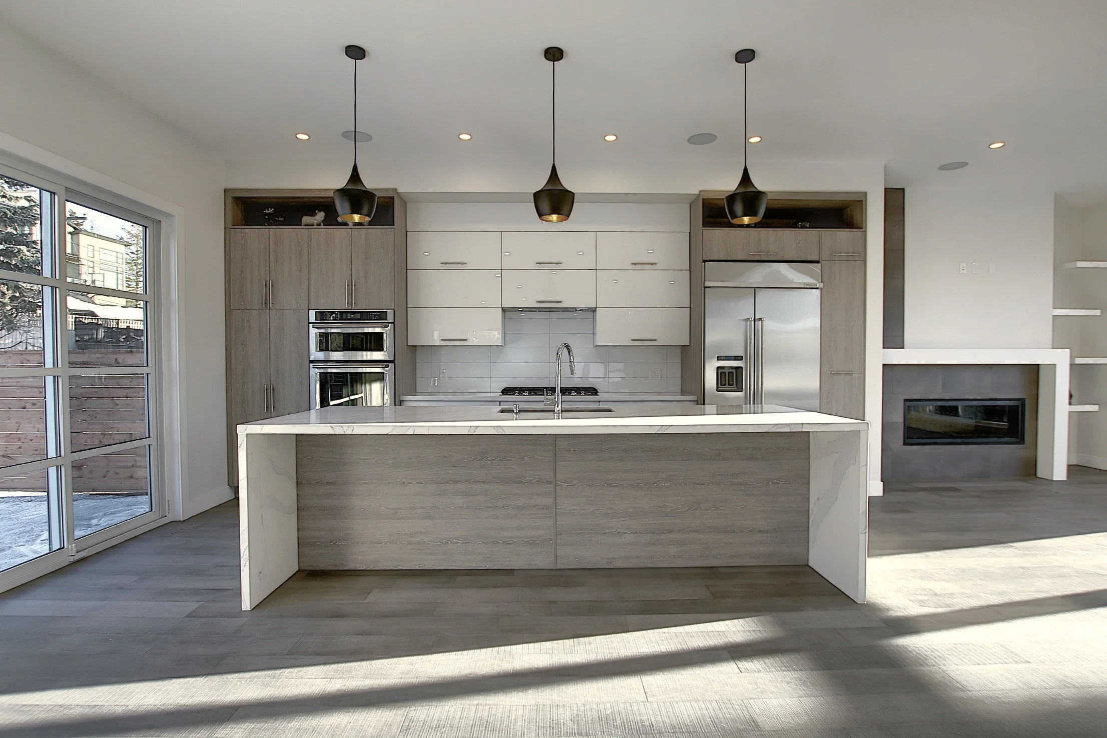 Canadian Style Two Tone Color Light Grey Oak and White Gloss Kitchen Cabinet with Waterfall and Island