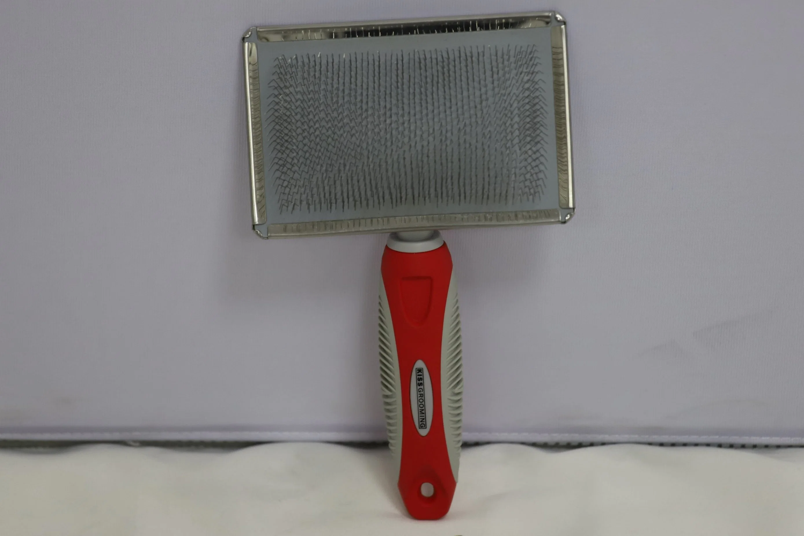 Brosse Kiss Slicker avec dents douces pour éliminer les nœuds et les emmêlements.