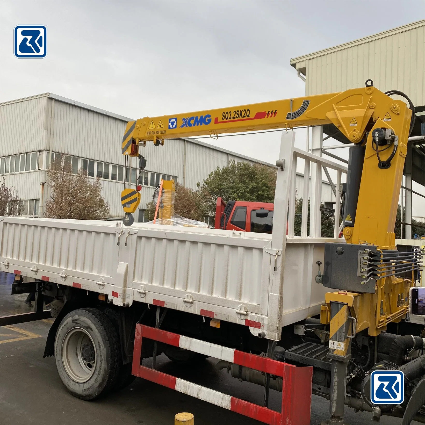 Sinotruk 4X2 Truck Mounted Crane 5 Tons Lifting Capacity