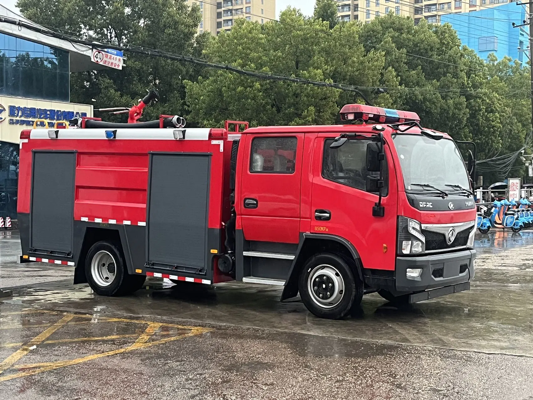 الشركة الصينية المصنعة لشاحنة الإطفاء 4X2 4X4 4X4 قتال بالخزان الفوم ومياه دونغ فنغ بسعة 5000L 10000L شاحنة