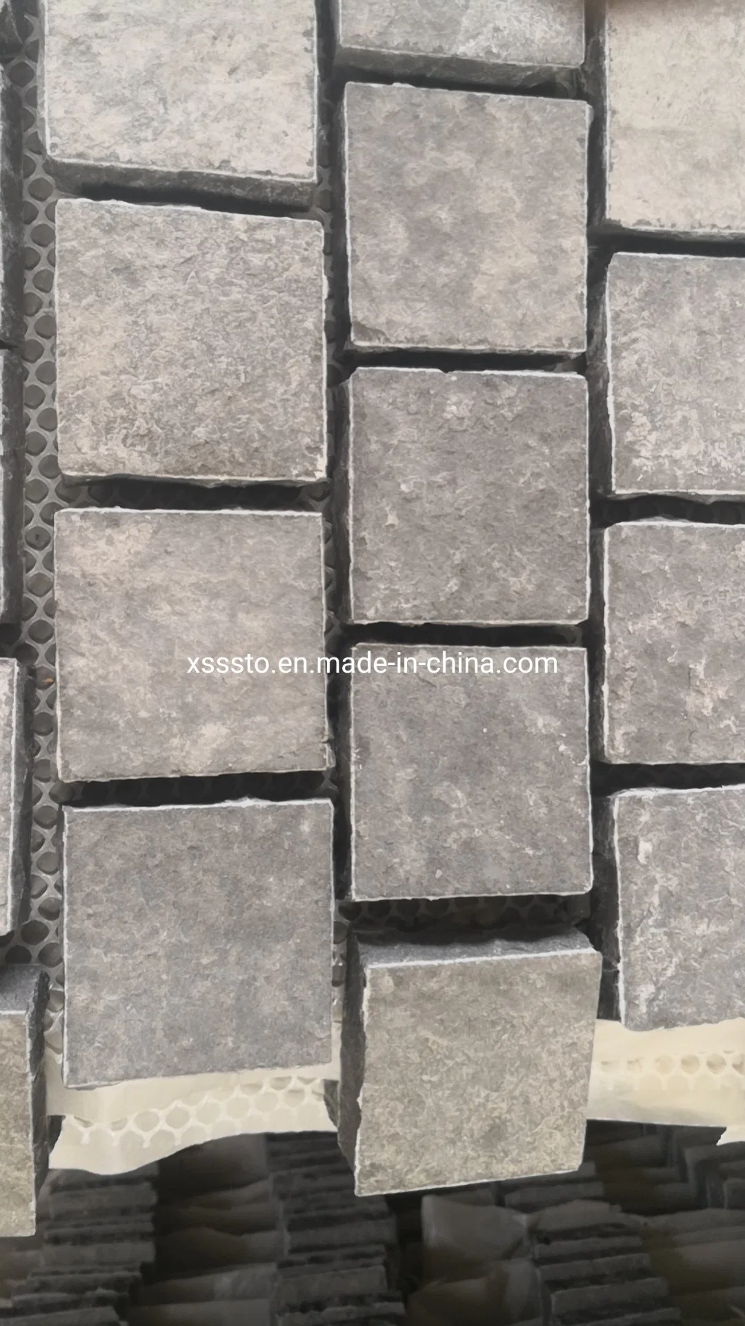 China Natural Zhangpu Black Granite Cube Stone on Mesh