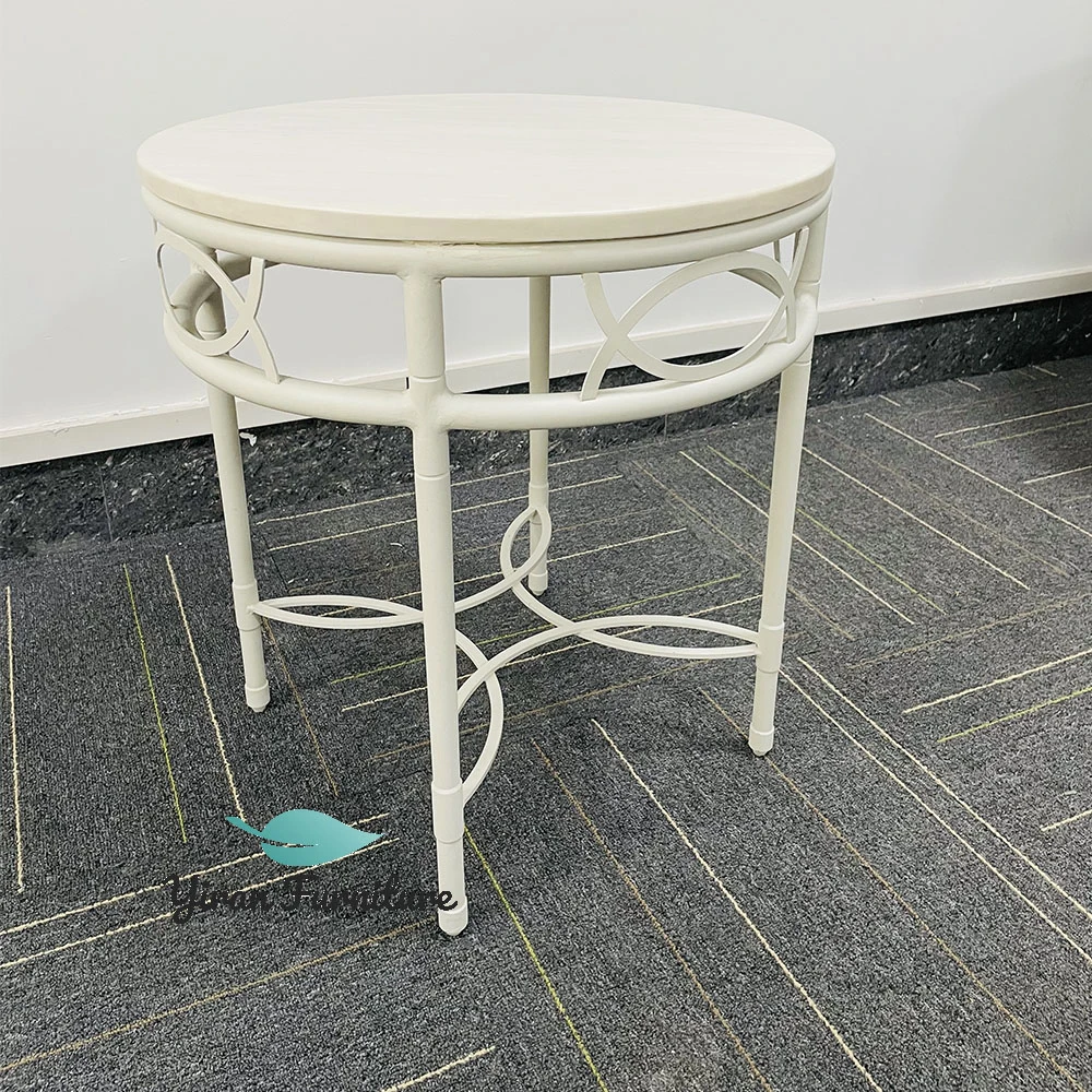 Petite table ronde dans le profilé en aluminium avec du marbre sur le dessus pour l'espace de plein air