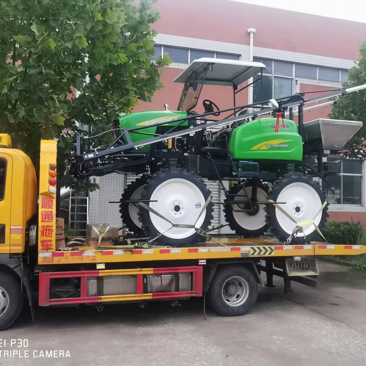 Agricultural Self Propelled Tractor Type Pesticide 700L Boom Sprayer 50HP Diesel Engine