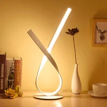 Lámpara de mesa con chip LED de diseño moderno con acabado plateado Lámpara de lectura de escritorio con cubierta de forma plástica