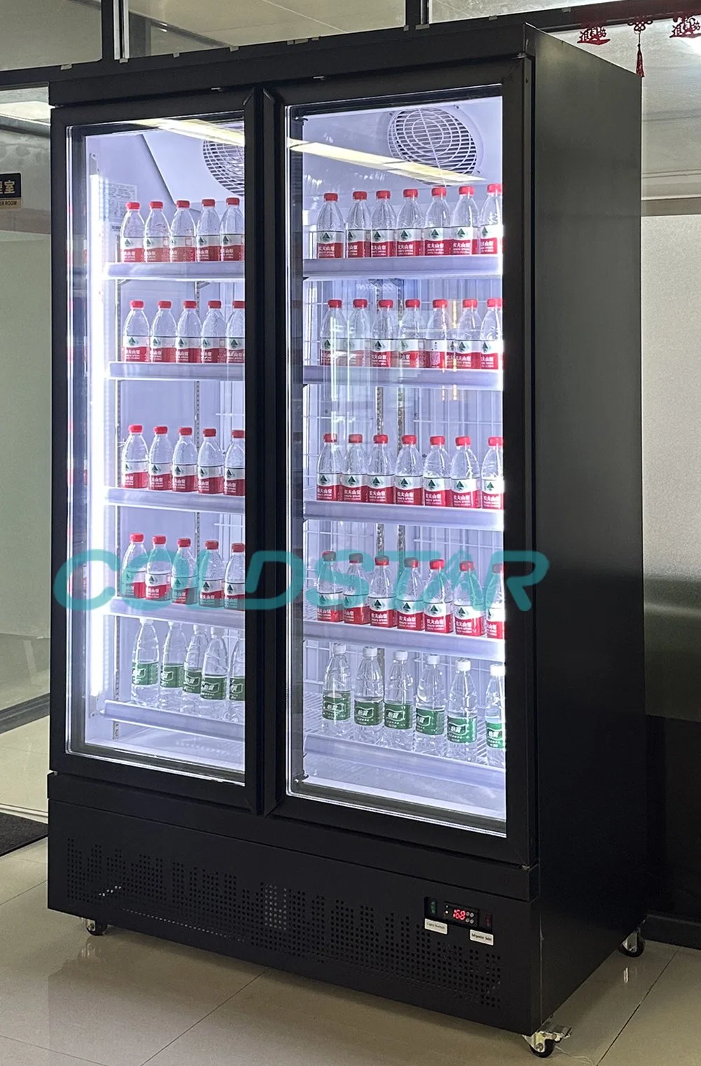 1 2 3 4 puertas de vidrio vertical con cabina de exposición refrigerada comercial Puerta leche bebidas Chiller