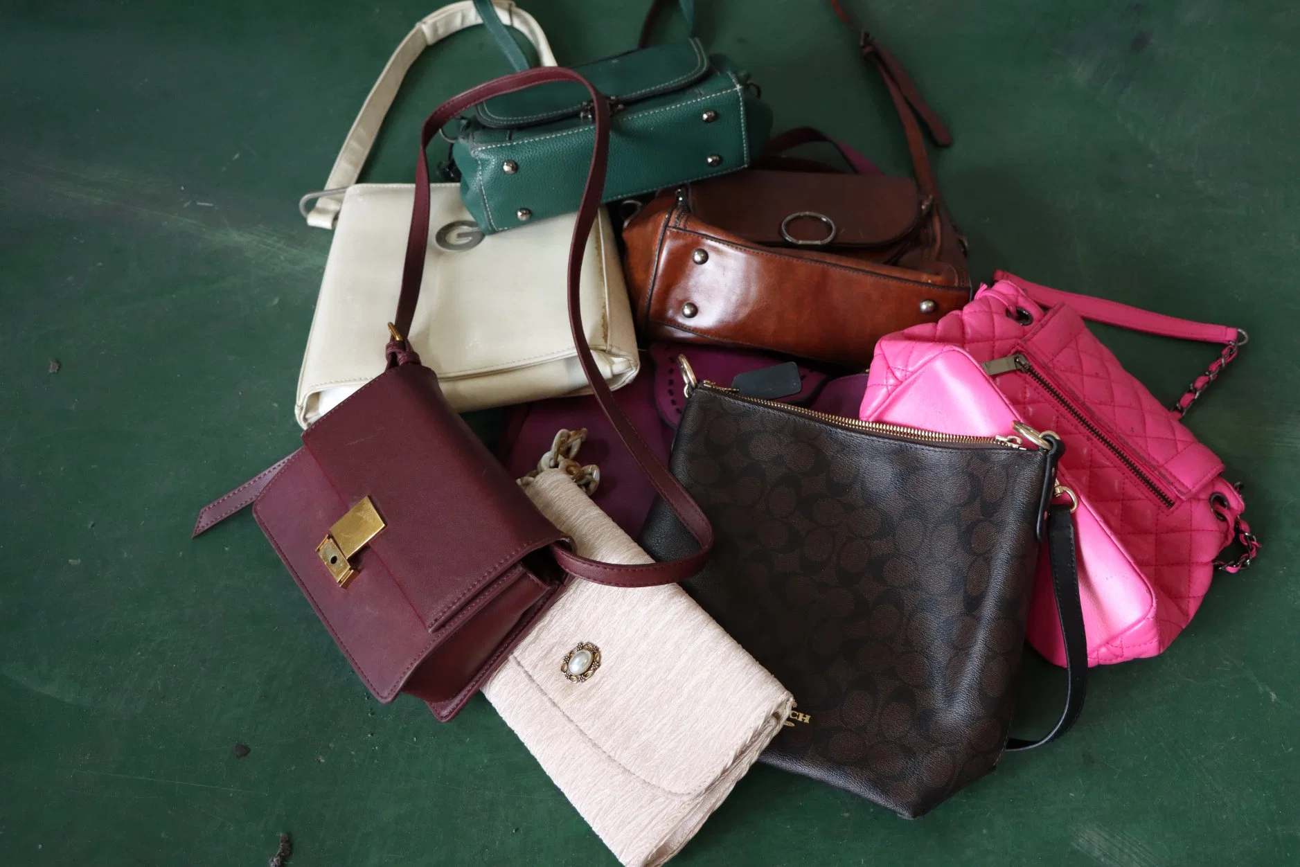 Factory Wholesale A Grade High Quality Leather Used Bags Bales Designer Bags Cheap Handbags Per Kilo 45kg From UK Ladies Mixed Second Hand Bags