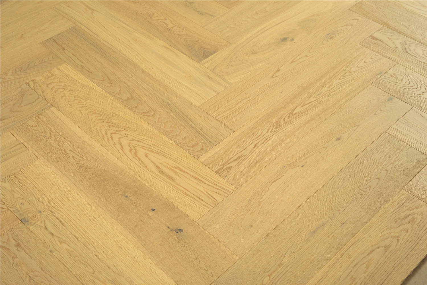 Latest Product Essence Engineered Oak Flooring/ Multi-Ply Parquet Flooring/Herringbone or Chevron Flooring