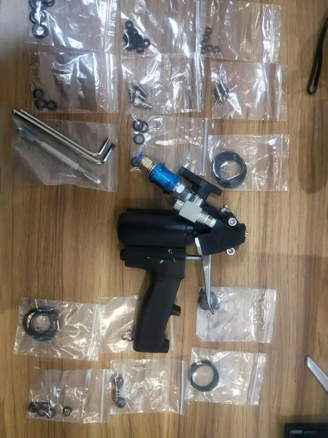 Baja Precio Rendimiento de alta calidad/alto costo dos componentes Doble PU Spray máquina Pistola para aislamiento