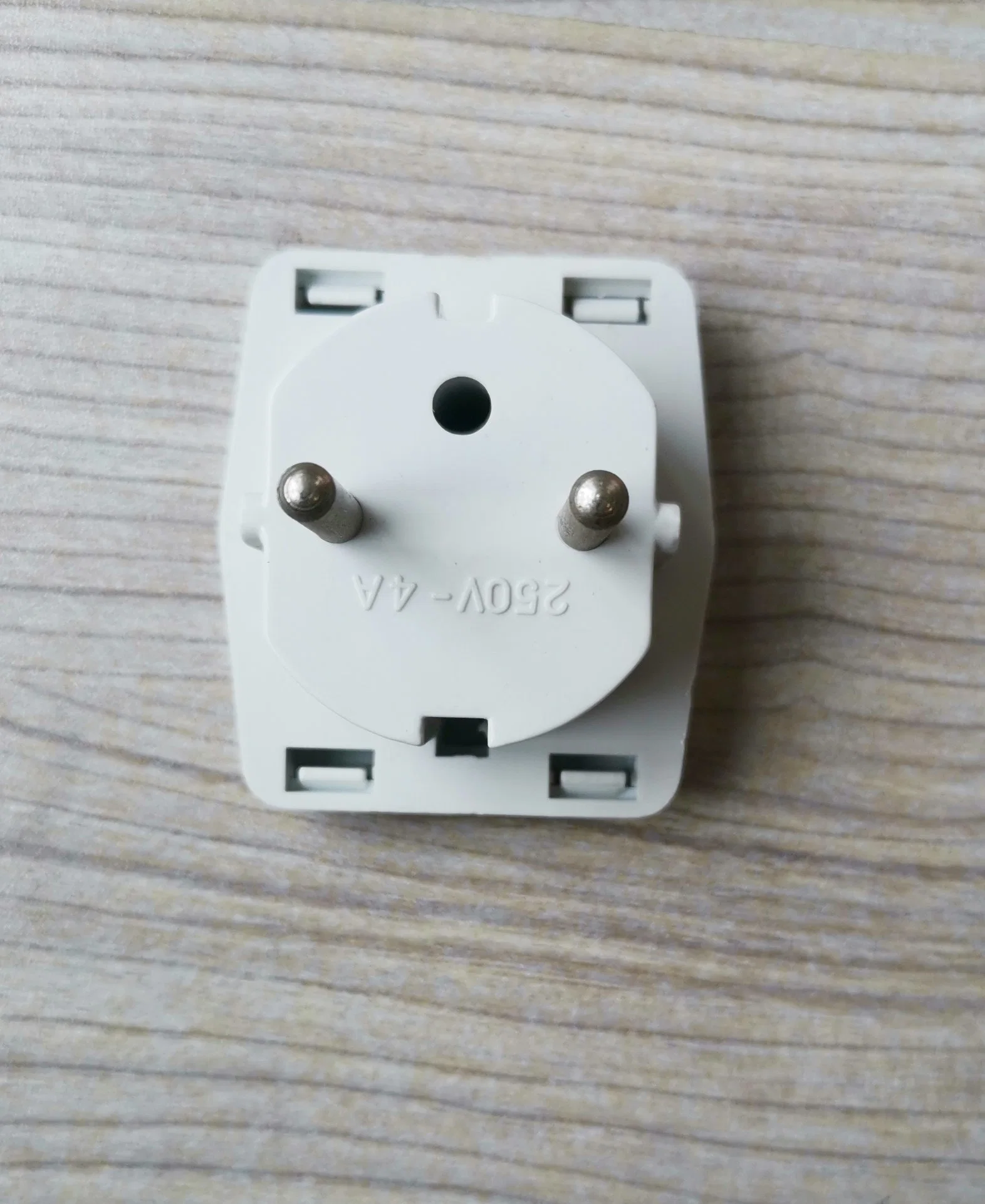 Adaptador de alimentación CA de viaje enchufe para Reino Unido a Europa (pH7521)