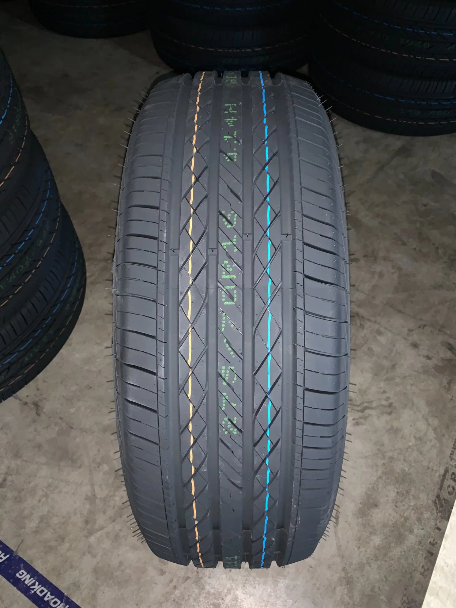 Prix de promotion Tracmax Radial Semi-Steel pneu de voiture (195/65R15)