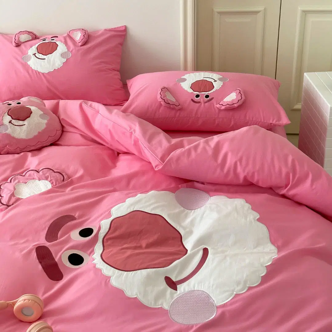 Cute Strawberry Bear Cartoon bordado Comforter Duvet Cover 100% lavado Coberturas rojas de algodón para niños ropa de cama de tamaño queen Proveedor