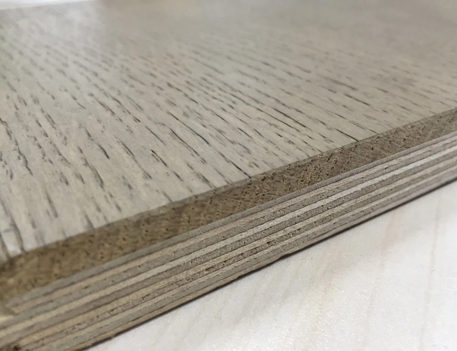 Nouvelle arrivée du bois d'ingénierie de couleur chêne chêne brossé blanc des revêtements de sol de parquet en bois dur massif parquet chêne de feuillus Fumed-de-chaussée