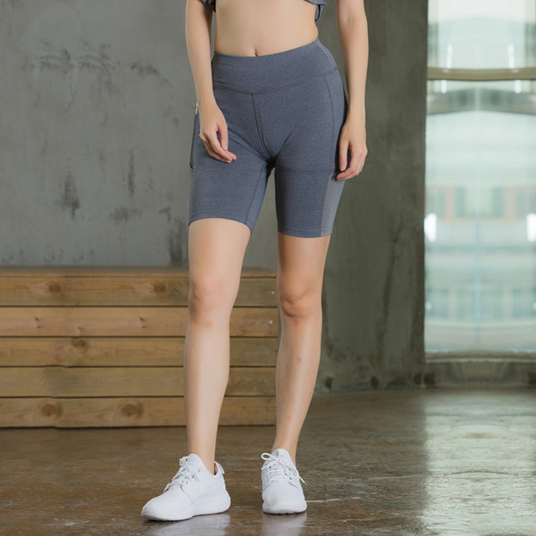 Shorts de yoga avec poches latérales pour la remise en forme et la course.