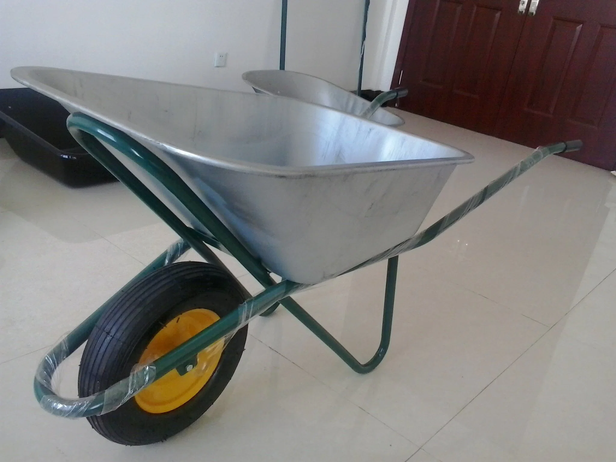 Bm6418 Rússia construção do mercado de aço pesado Wheelbarrow com bandeja galvanizado