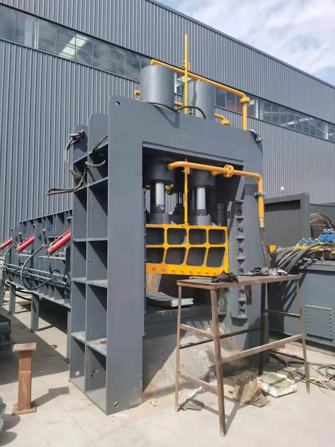 Tipo de gantry Plancha de chapa de acero máquina de esguirnamiento hidráulico de chatarra Cizalla del gantry de alimentación automática de la máquina de cizalla