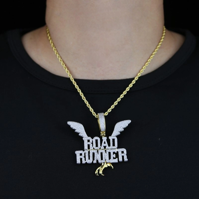 Carta inicial Road Runner Iced out Bling CZ Wings moldada Colar de charme pendente para homens Jóias pop Hip