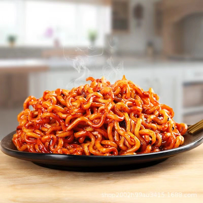 Los fideos de huevo sabor delicado nutrición saludable sabor amargo y caliente añadir los huevos frescos