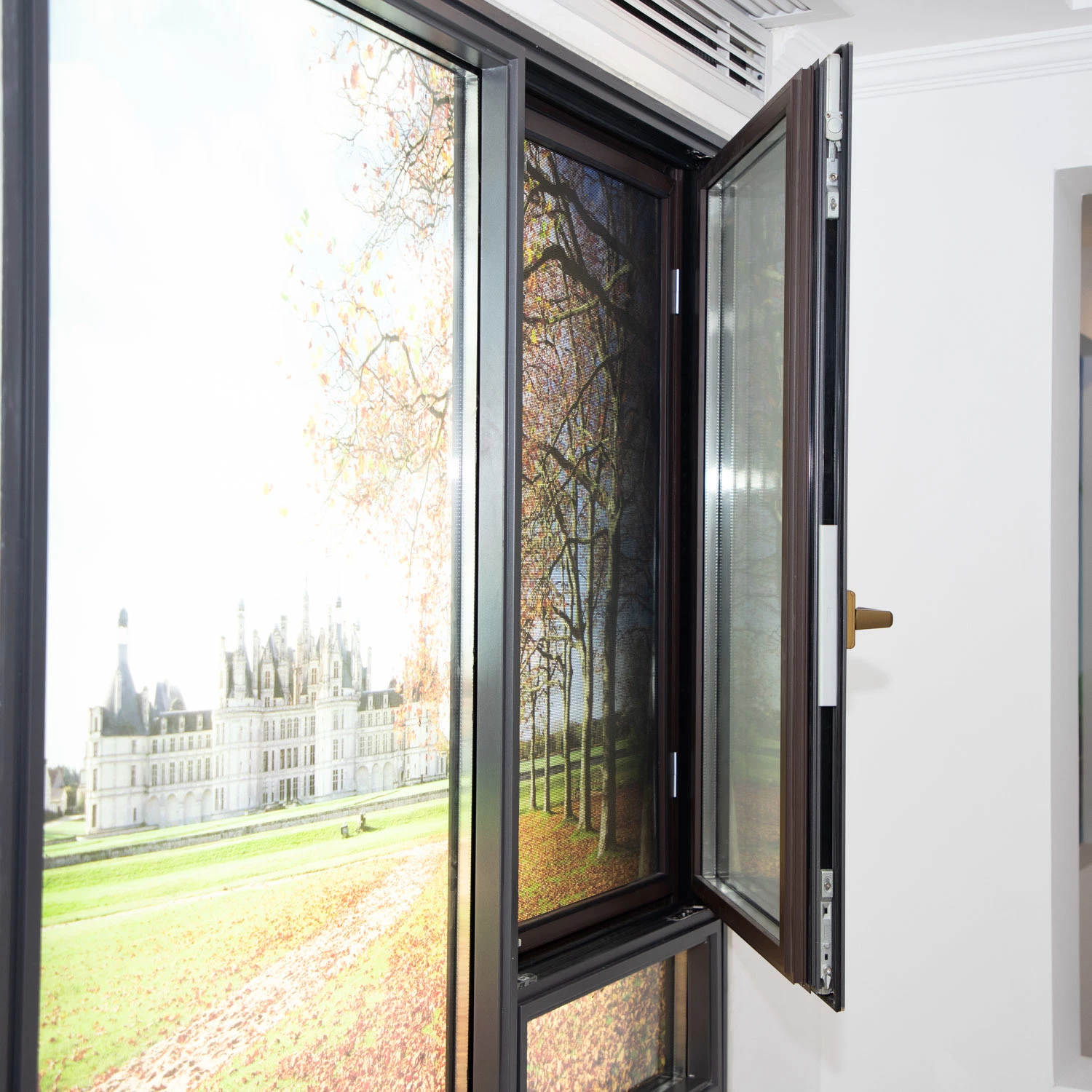 Ventana de aluminio con rotura de puente térmico diseñada para huracanes con vidrio aislante de sonido y calor. Ventanas de impacto para huracanes.