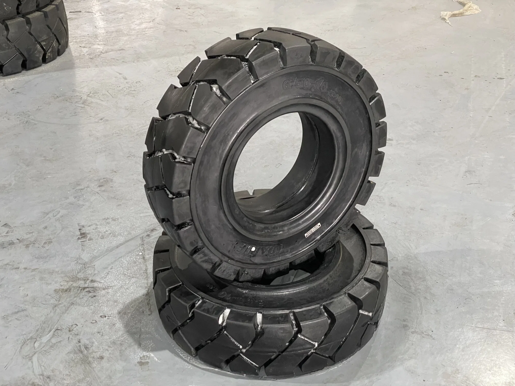 Pneumatic Forklift Tyres/Tires Rim Wheel Assembly 650-10