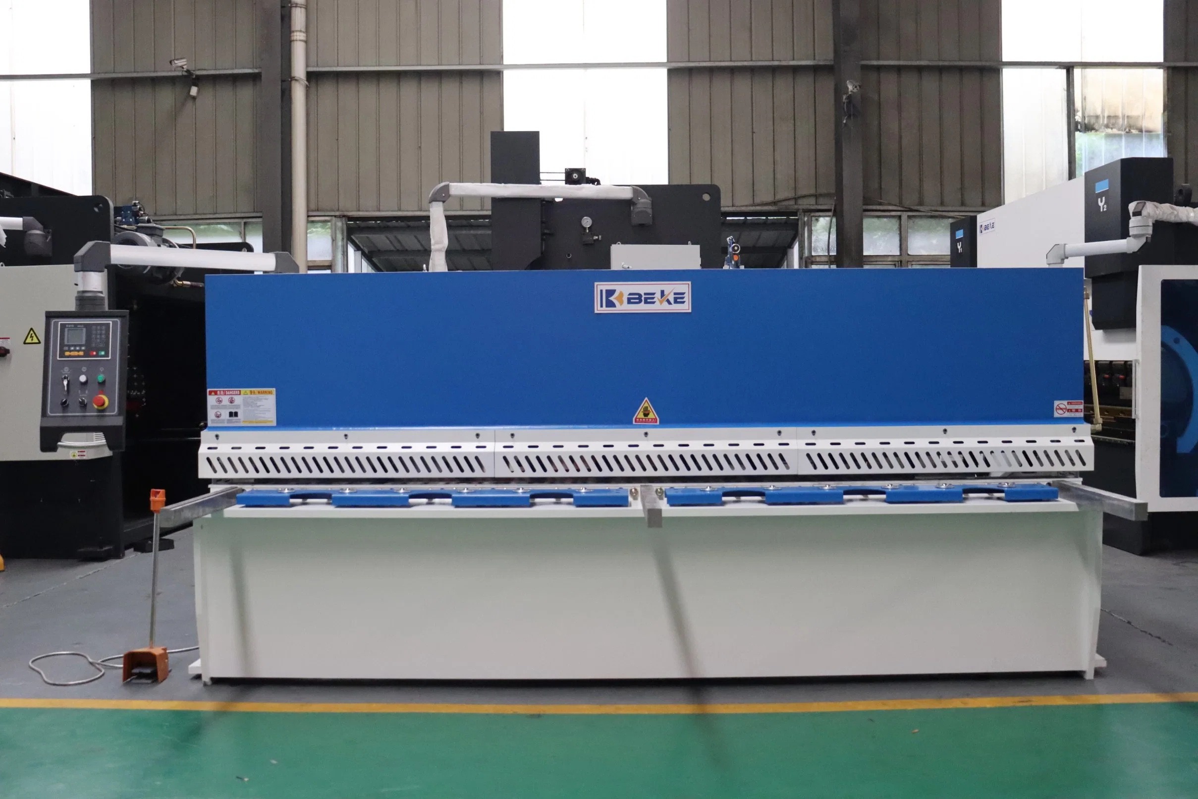 QC12K 12X4000mm Hydraulic Shearing Machine with E21s Dac360 Dac310 Swing Beam Shearing Machine