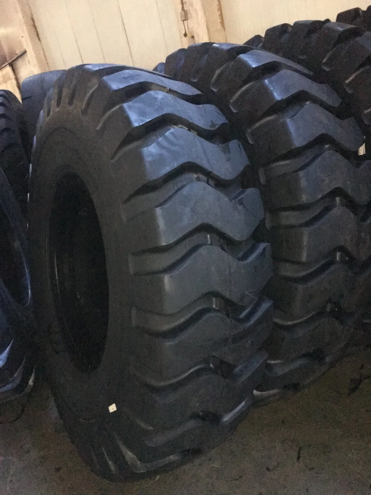 Earthmover/Wheel Loader/Mining Truck/Dozer/Grader Tires 26.5-25 with E3 L3 E4 L4 for off Road Tyre Loader Used