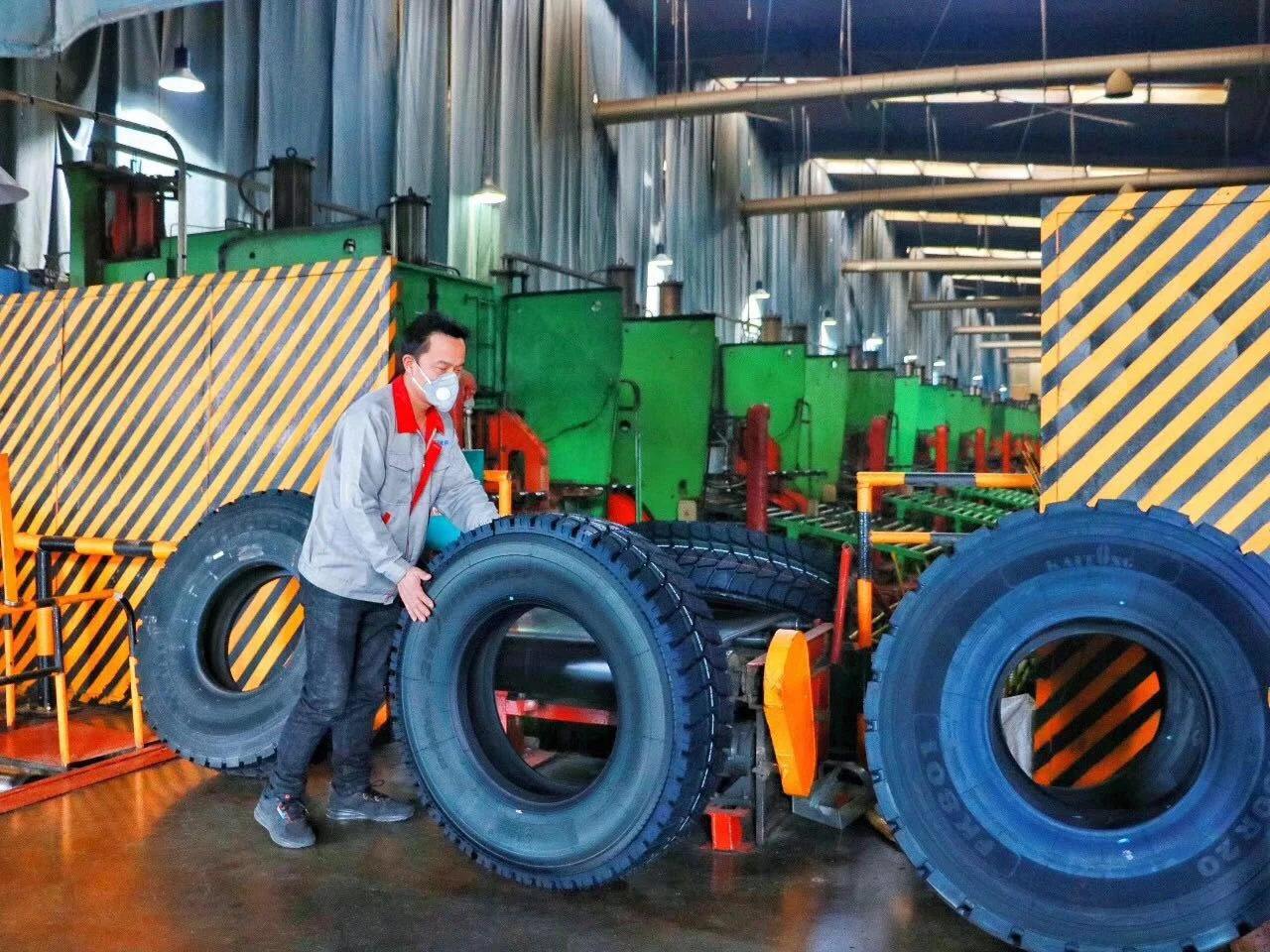 Truck Tire From Factory Yuelong (8.25R16) with Good Quality Brand Constancy