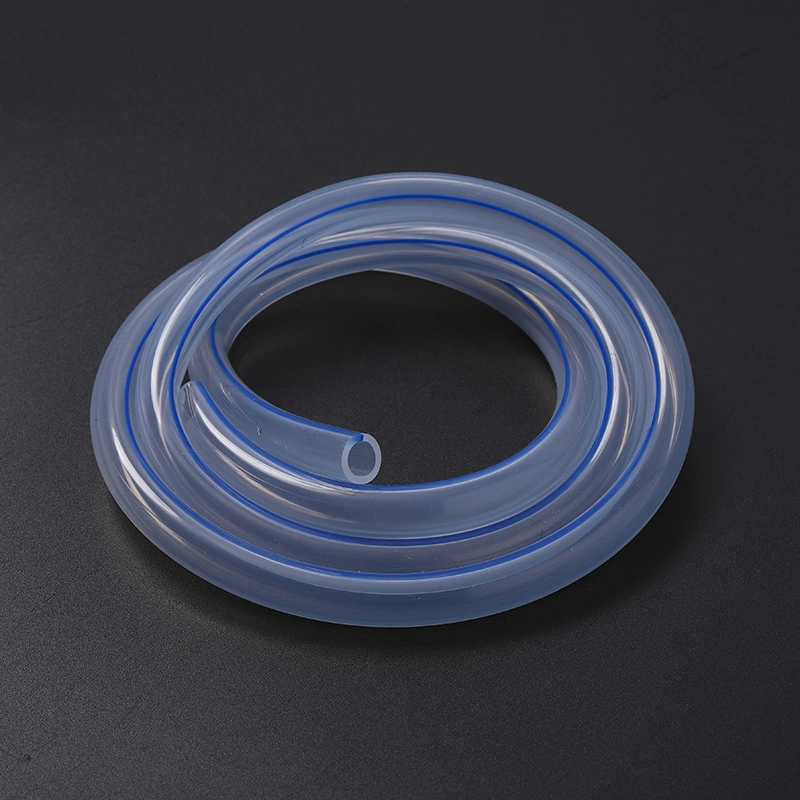 Tuyau en silicone transparent bleu perforé pour atelier propre avec ligne de développement.