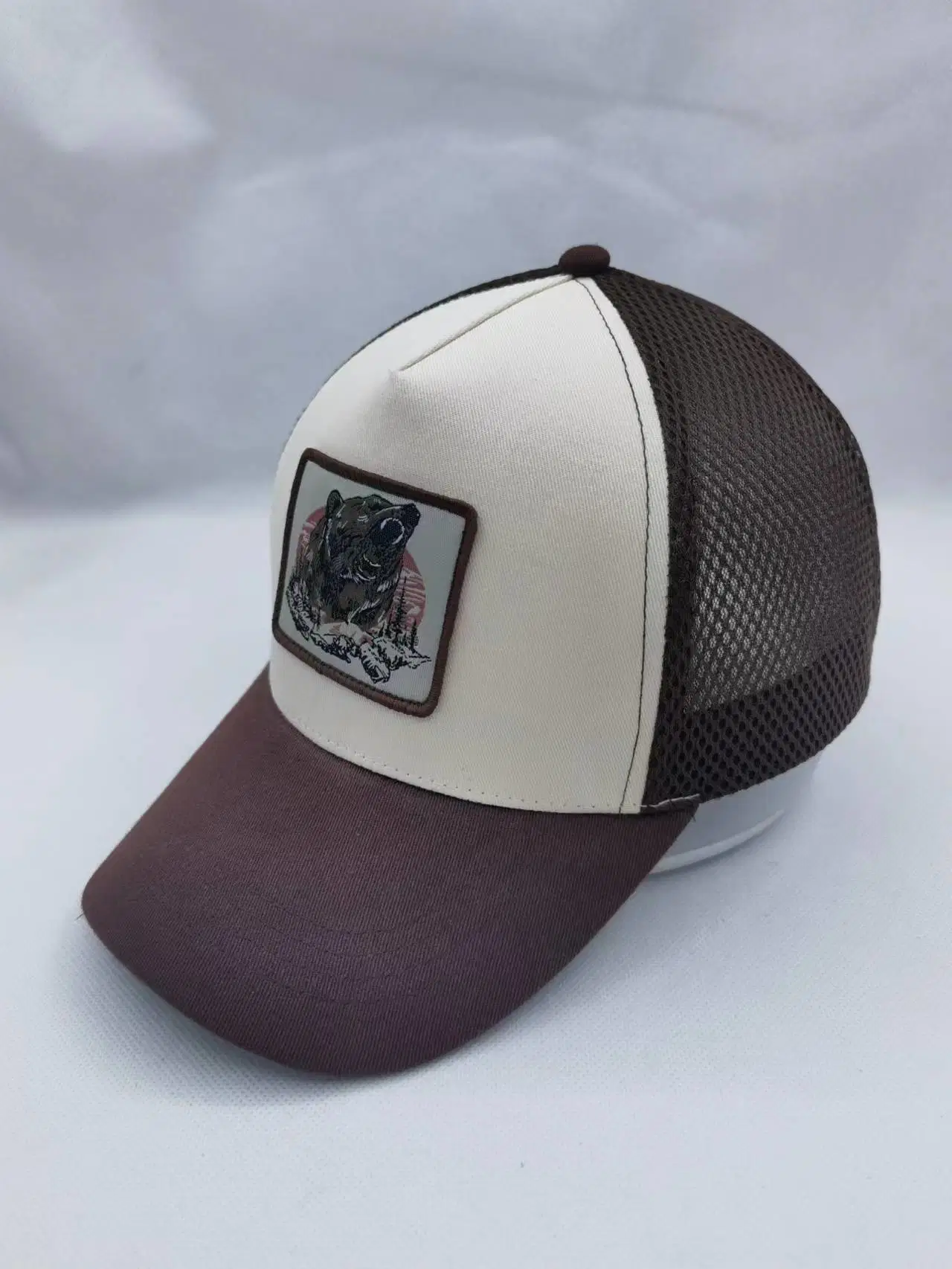 Spezielle weiche Mesh Back Trucker Cap mit gewebter Label-Logo Vorne