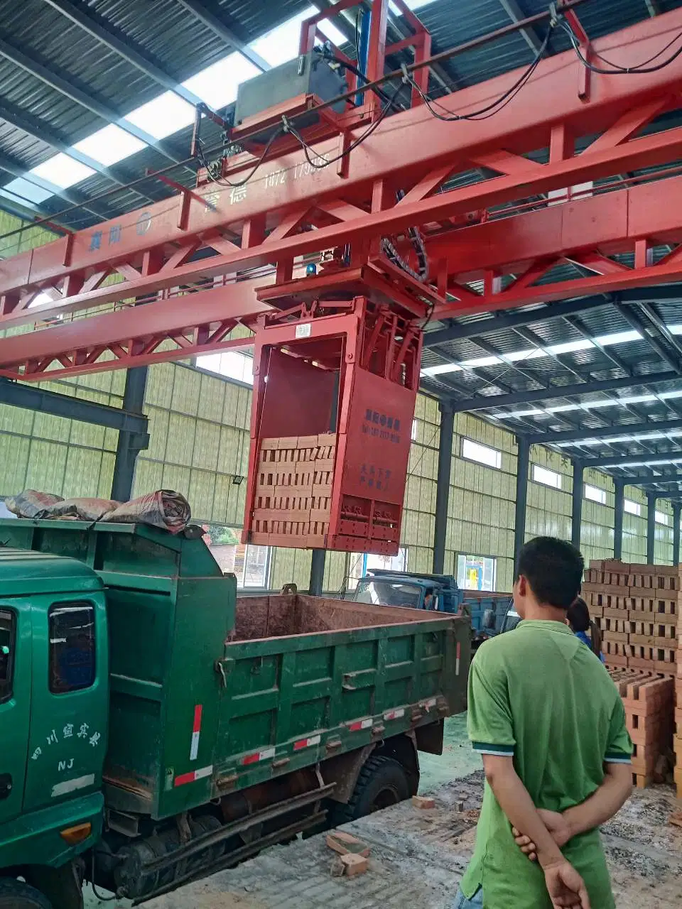 China Fabricante Tipo de carro elevador de carga de tijolos de equipamento para fazer tijolos a máquina