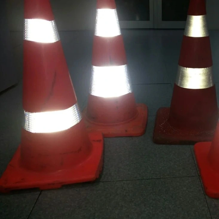 Locais de construção dos cones de trânsito em plástico vermelho/laranja com cuidado Cones