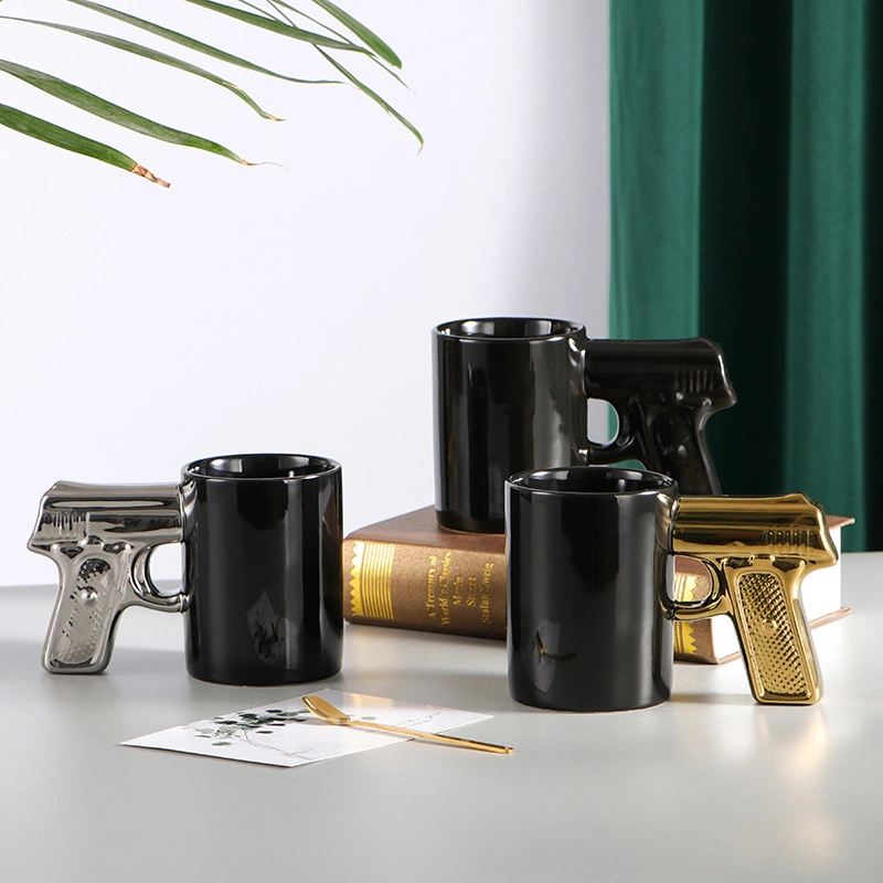 Forme 3D Mugs Tasse en céramique créative Or Argent et noir Poignée pistolet Mug Coupe de l'eau de la personnalité