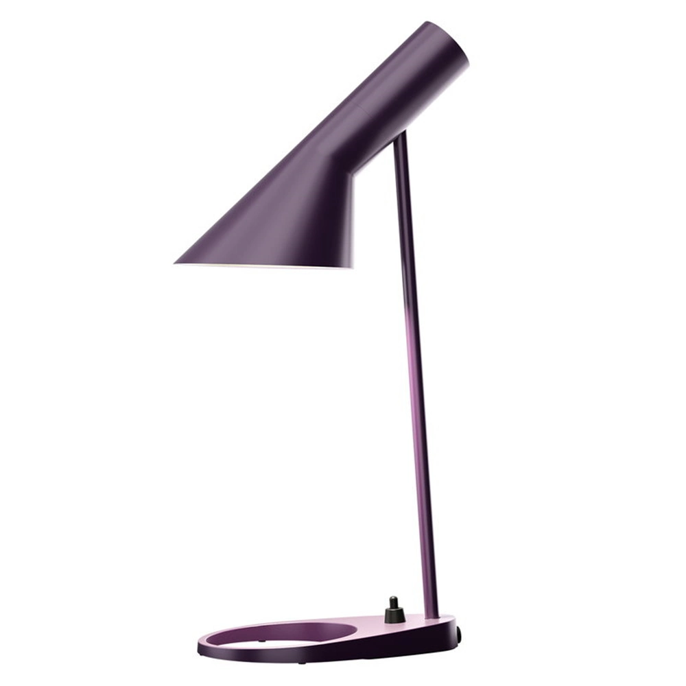 Aj Mini Lámpara de mesa, la berenjena una versión más pequeña de Arne Jacobsen diseño clásico.