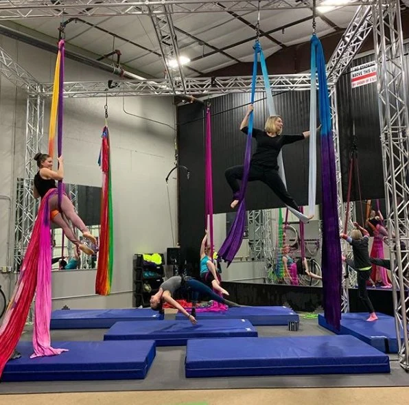 Compétition de parcours d'obstacles pour adultes Équipement de terrain de jeu de gymnastique de fitness Obstacle Warriors Ninja Équipement de divertissement