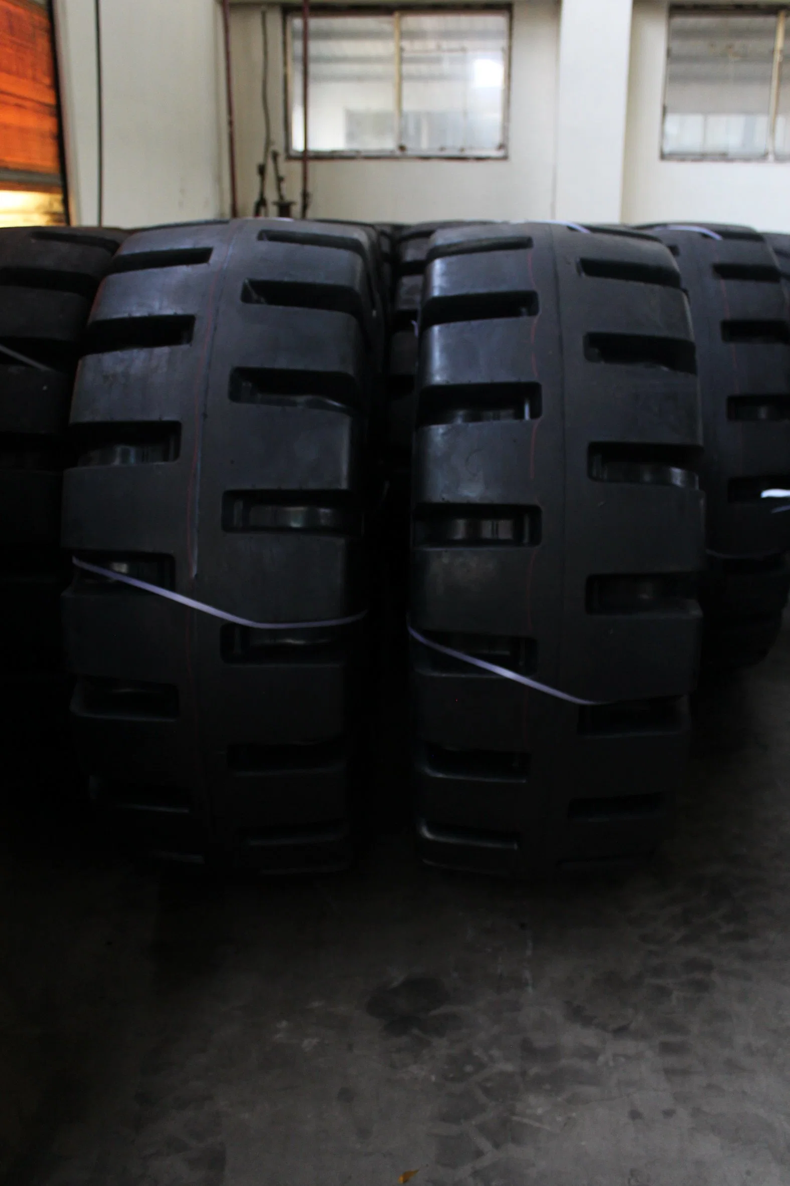 High quality/High cost performance  Budget Price, Bias off Road Solid Loader Dozer Grader Tyre (15.5/17.5/18/20.5/23.5/26.5/29.5-25 16/70-16 20.5/70-16, etc)