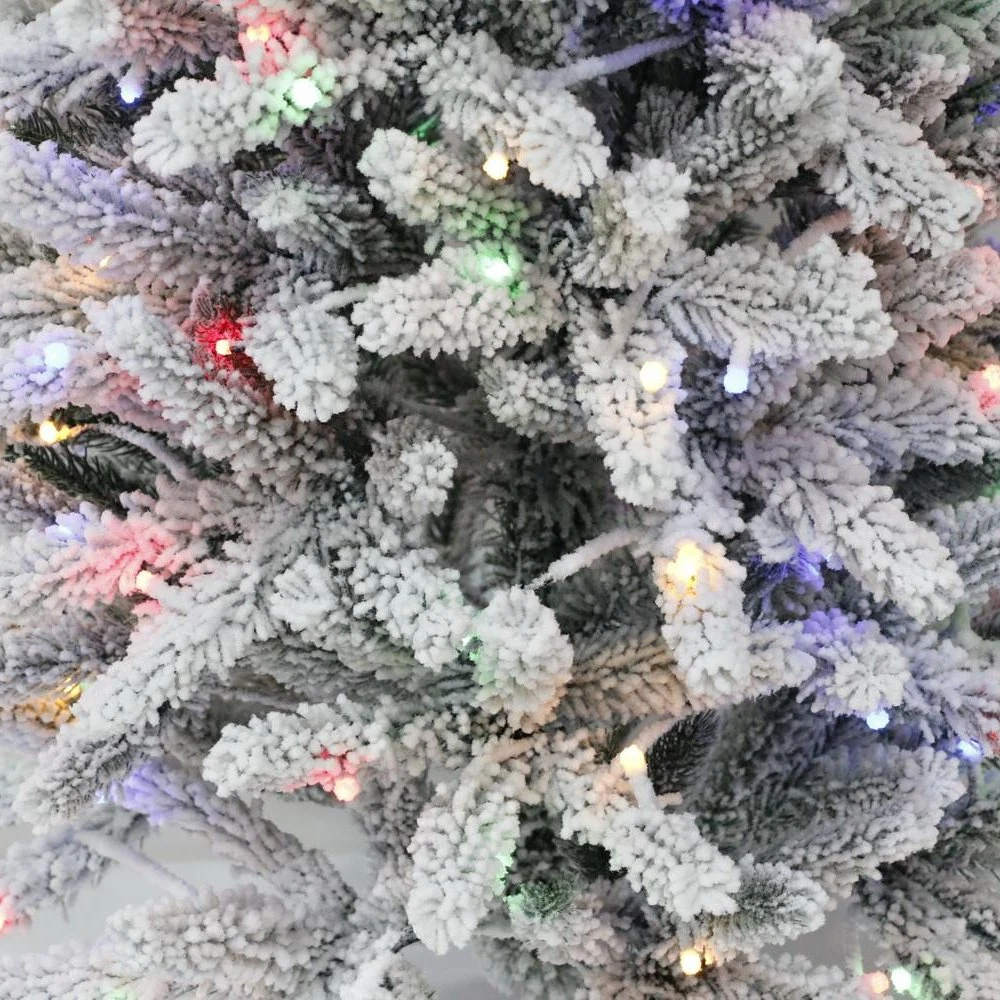 Arbre de Noël artificiel en PE floqué avec des lumières LED multicolores clignotantes de type F5.