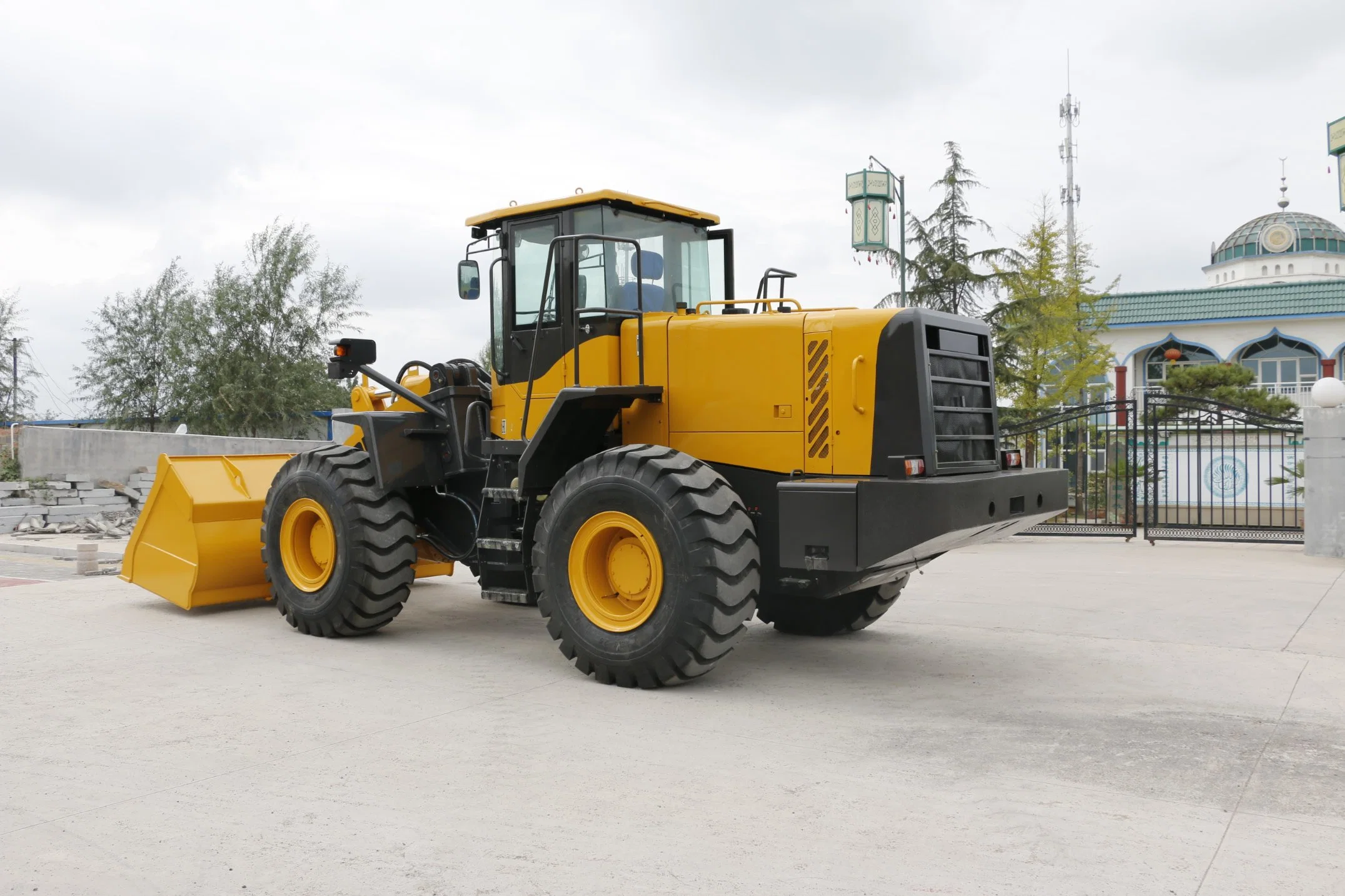 Sem Shantui Lonking Liugong New Equipment Price 3 4 5 6 Ton 5t 5ton 956 Zf Transmission Mountain Shovel Wheel Loaders with Rock Bucket 3cbm Capacity for Sale