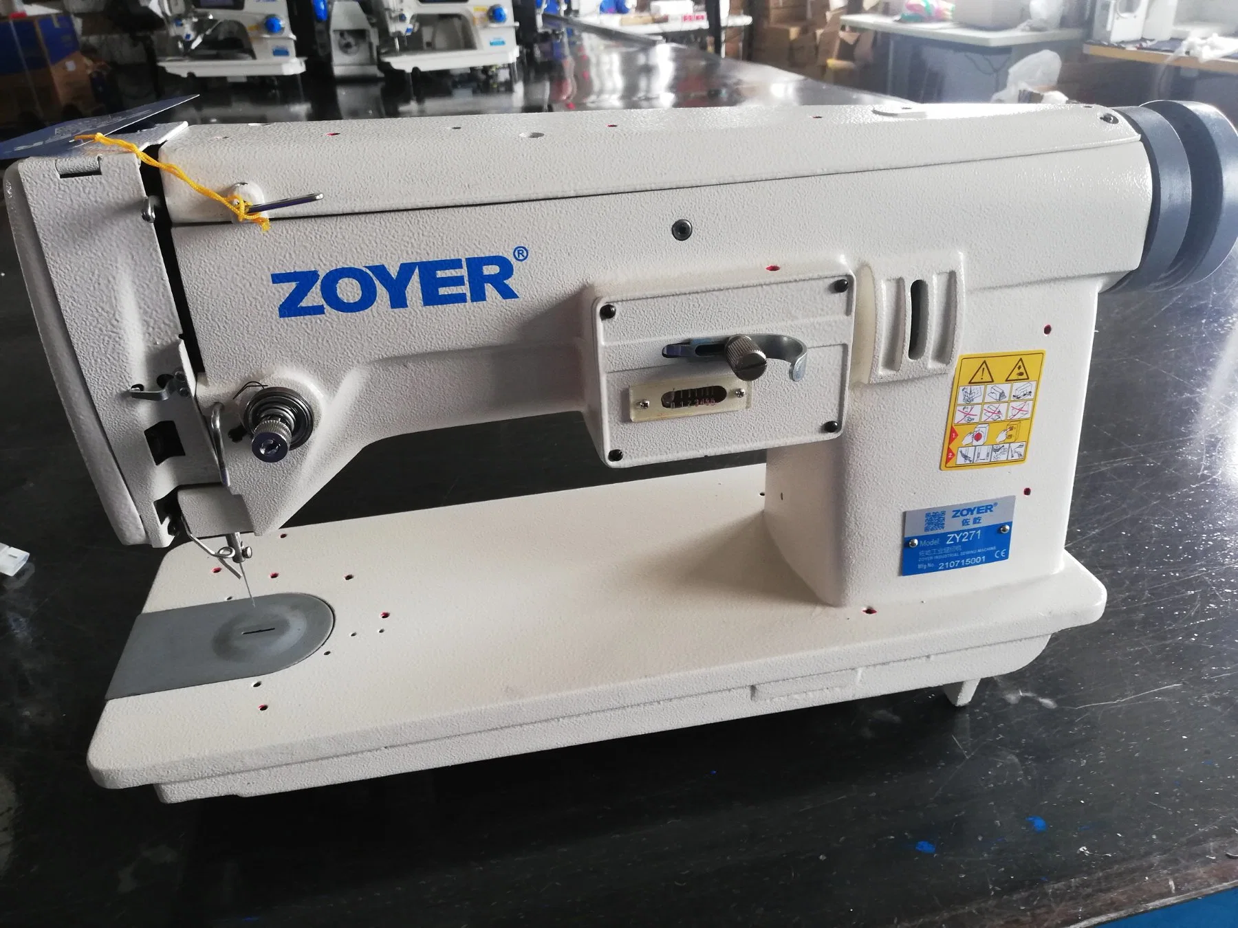 Zy271 Multifunction Commercial Simple Chain Stitch Embroidery Machine