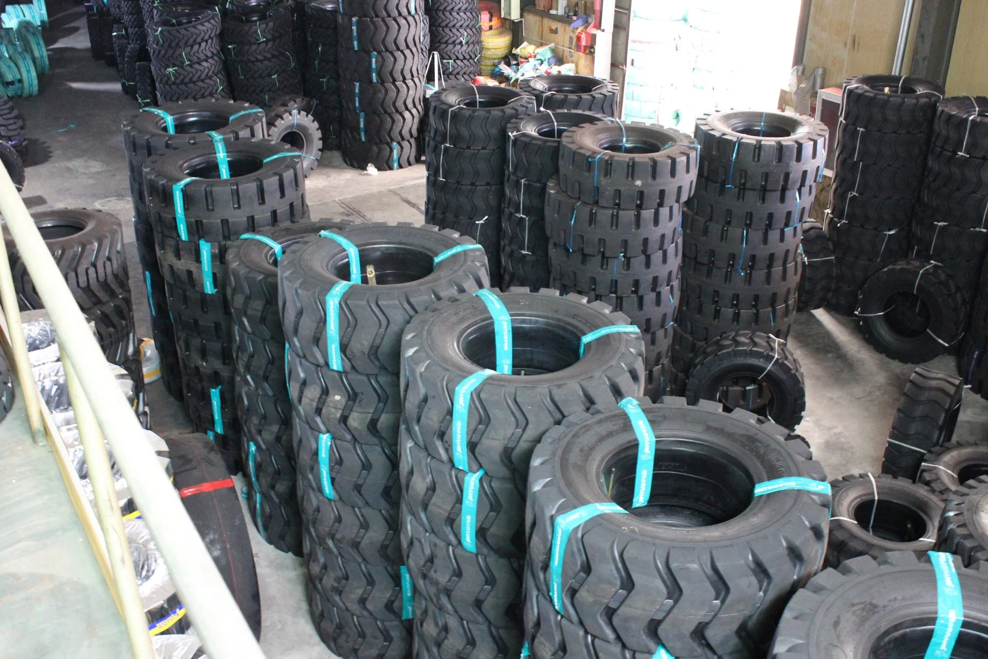 Bias off Road Solid Forklift Scissor Lift Tyre (7.50-16, 8.25-16) with High quality/High cost performance 