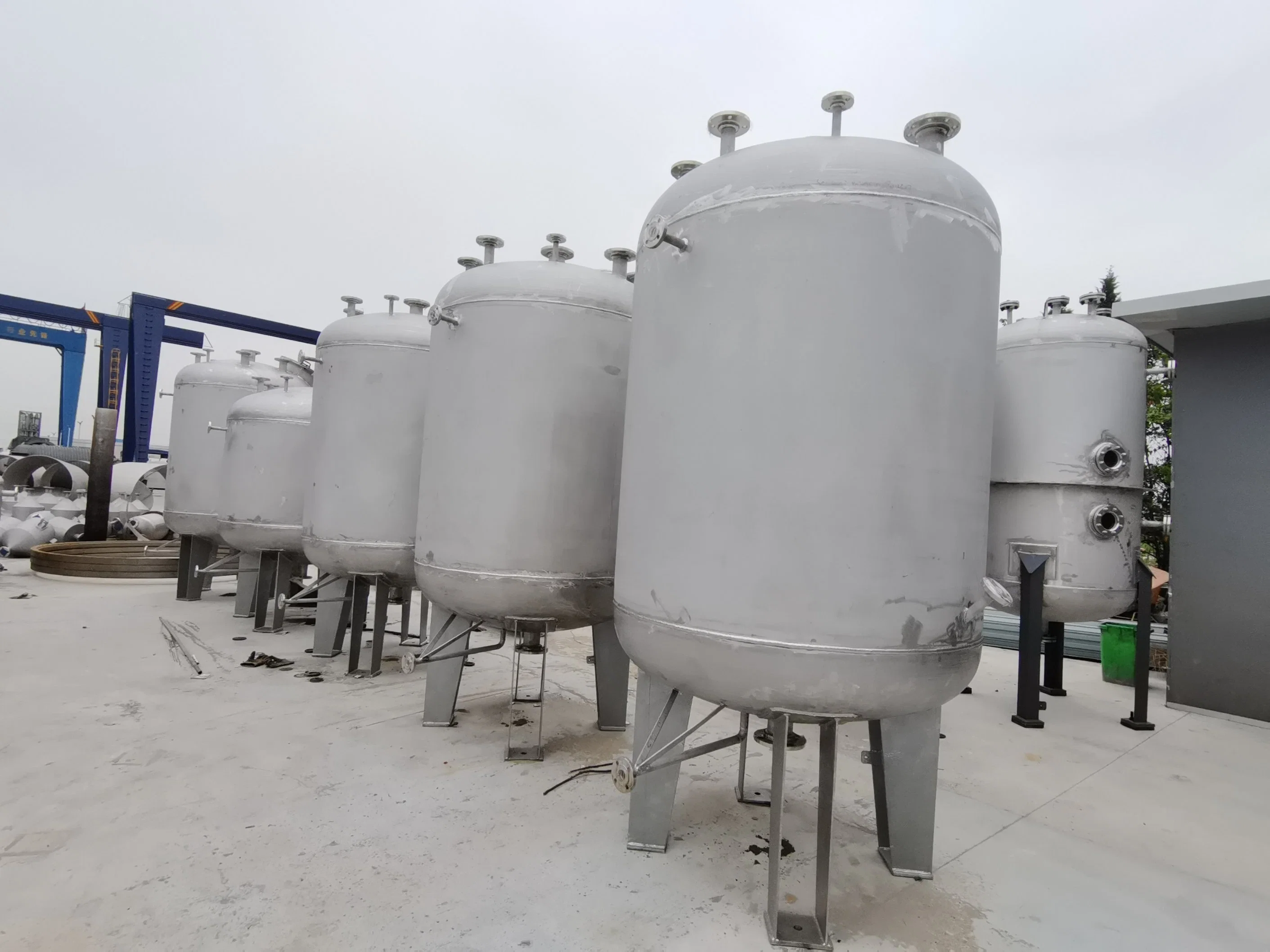 Réservoir de stockage vertical en acier inoxydable - Réservoir de stockage chimique et sous pression.
