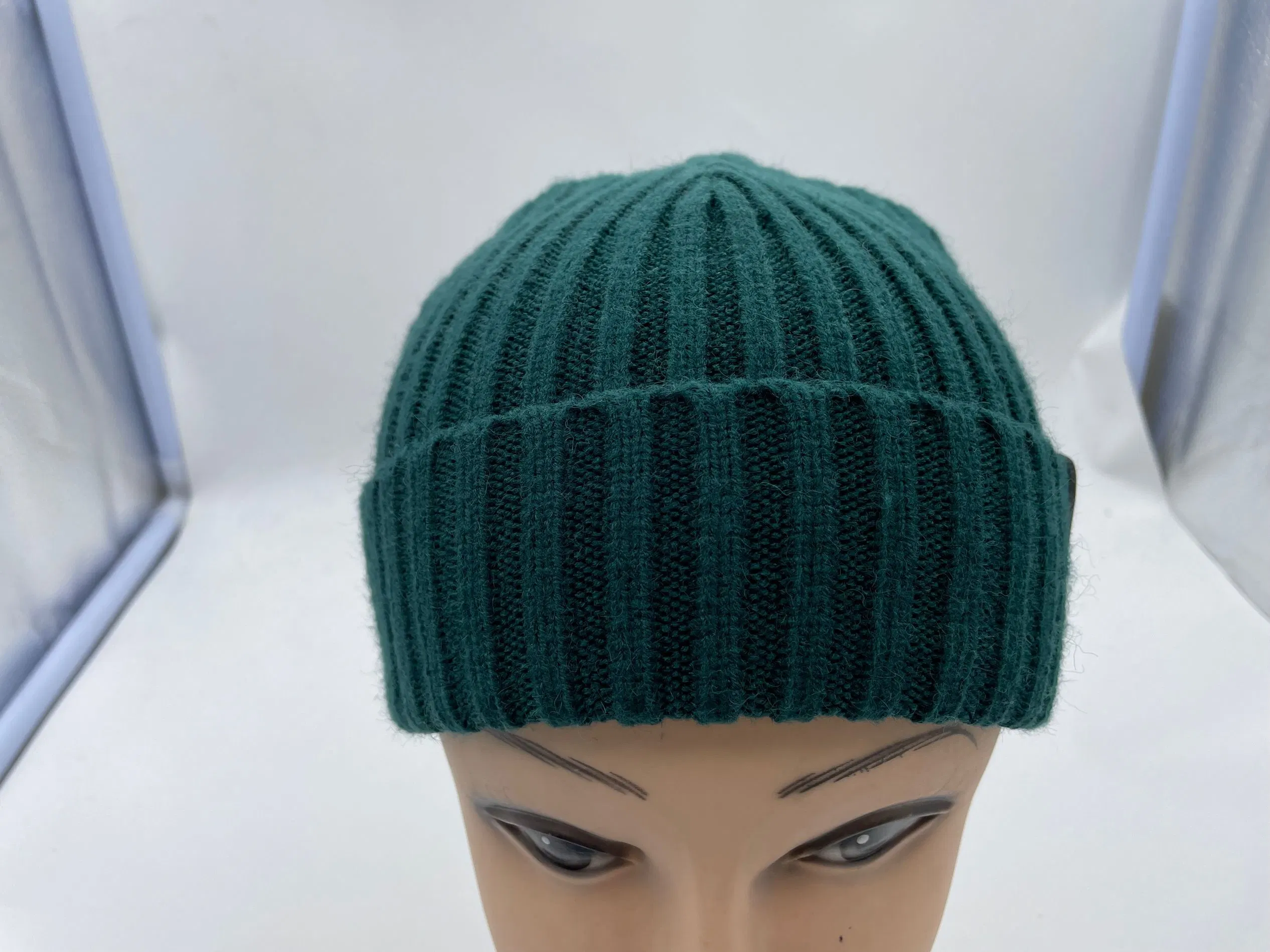 Quatre bonnets d'hiver tricotés pour garçons avec des fils de couverture en spandex de quatre couleurs différentes.