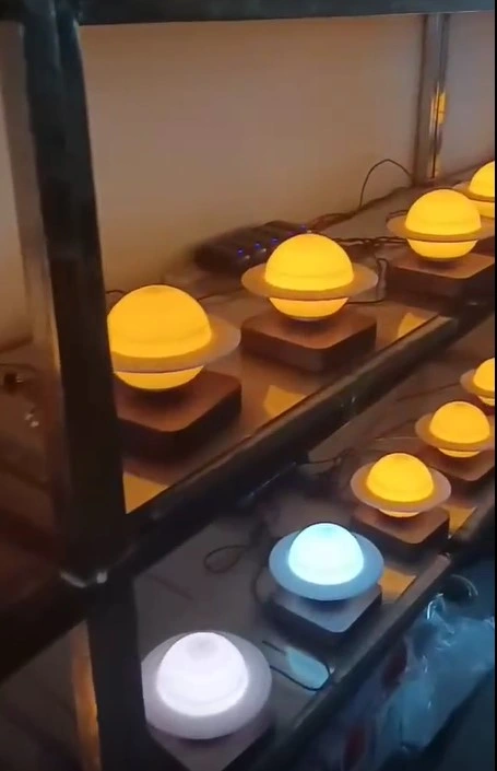 Nuevo Regalo creativo Rotating Magnetic Levitation lámpara flotante Saturno, suspensión magnética 3D impresión planeta Luz para Escritorio Oficina Home