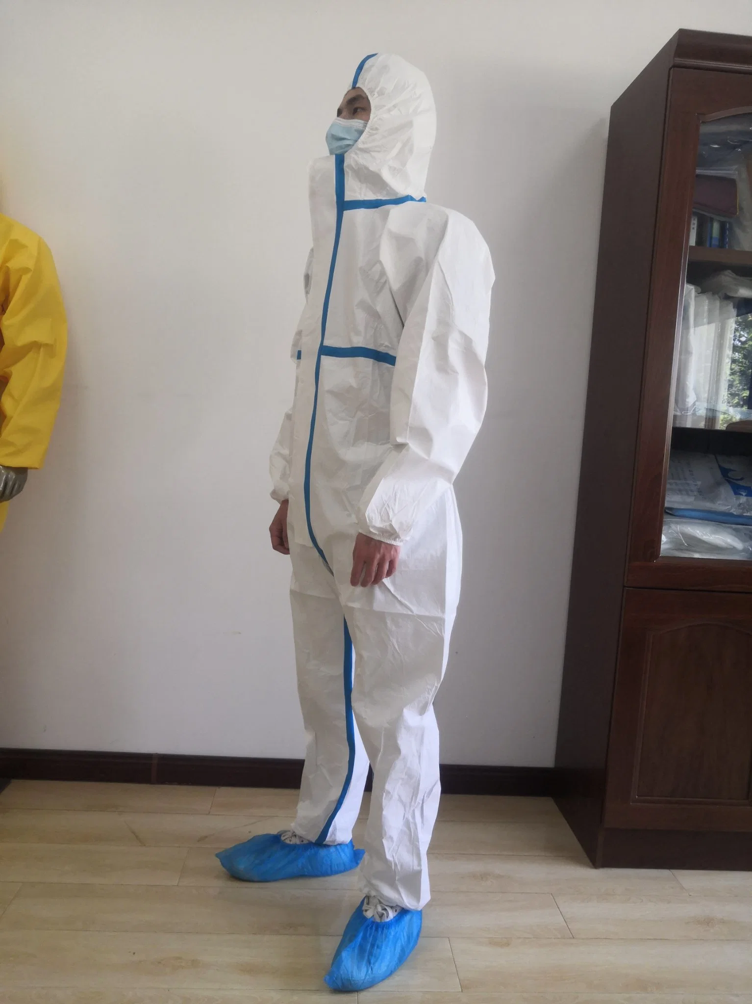 Factory Hot Selling Disposable Protective Clothes Isolation Suits Medical Whitelist Personal Protection Medical Supply Free Sample Available