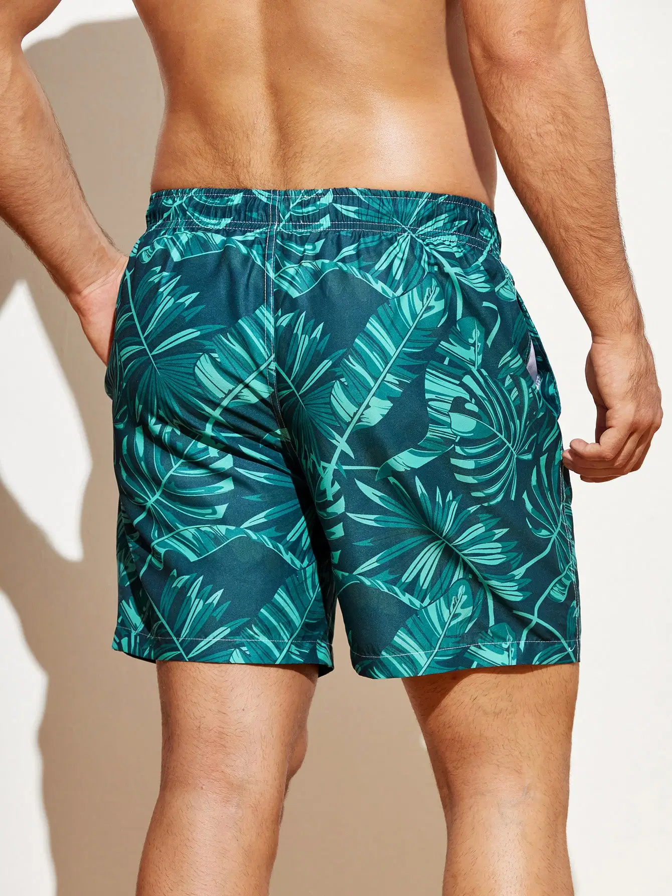 Commerce de gros 2023 nouveaux hommes d'été de vacances du maillot de bain Shorts OEM Custom coulisse d'impression tropicale d'impression du logo de la taille des lignes de réseau de natation pour les hommes