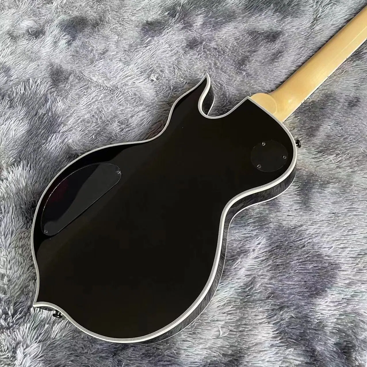 Custom череп из розового печати Fingerboard электрической гитаре с черными аппаратного обеспечения
