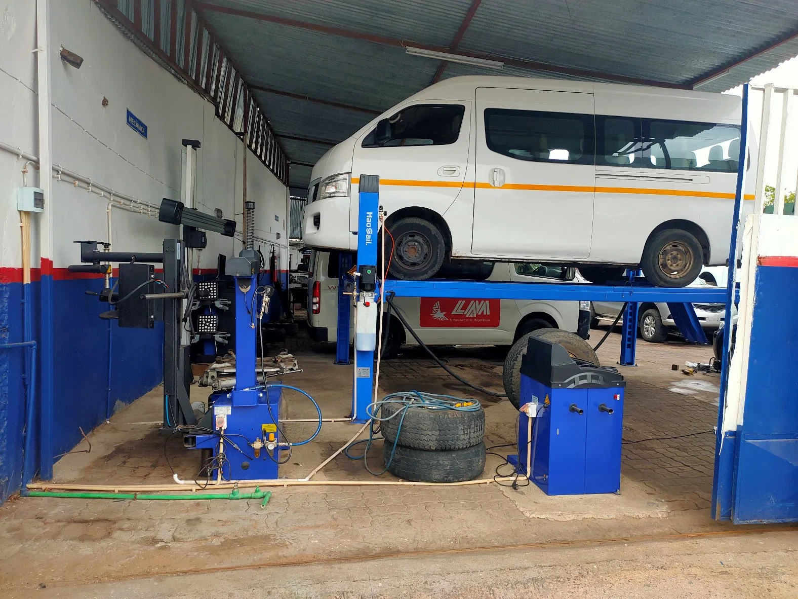 Équipement de véhicule à quatre colonnes adapté à l'alignement des roues.