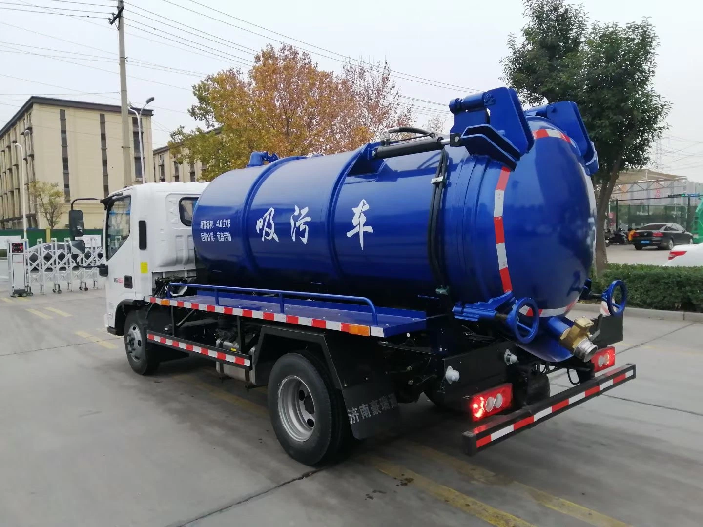 Dongfeng 4X2 10m3 12000 Liter High Pressure Vacuum Suction Truck Price