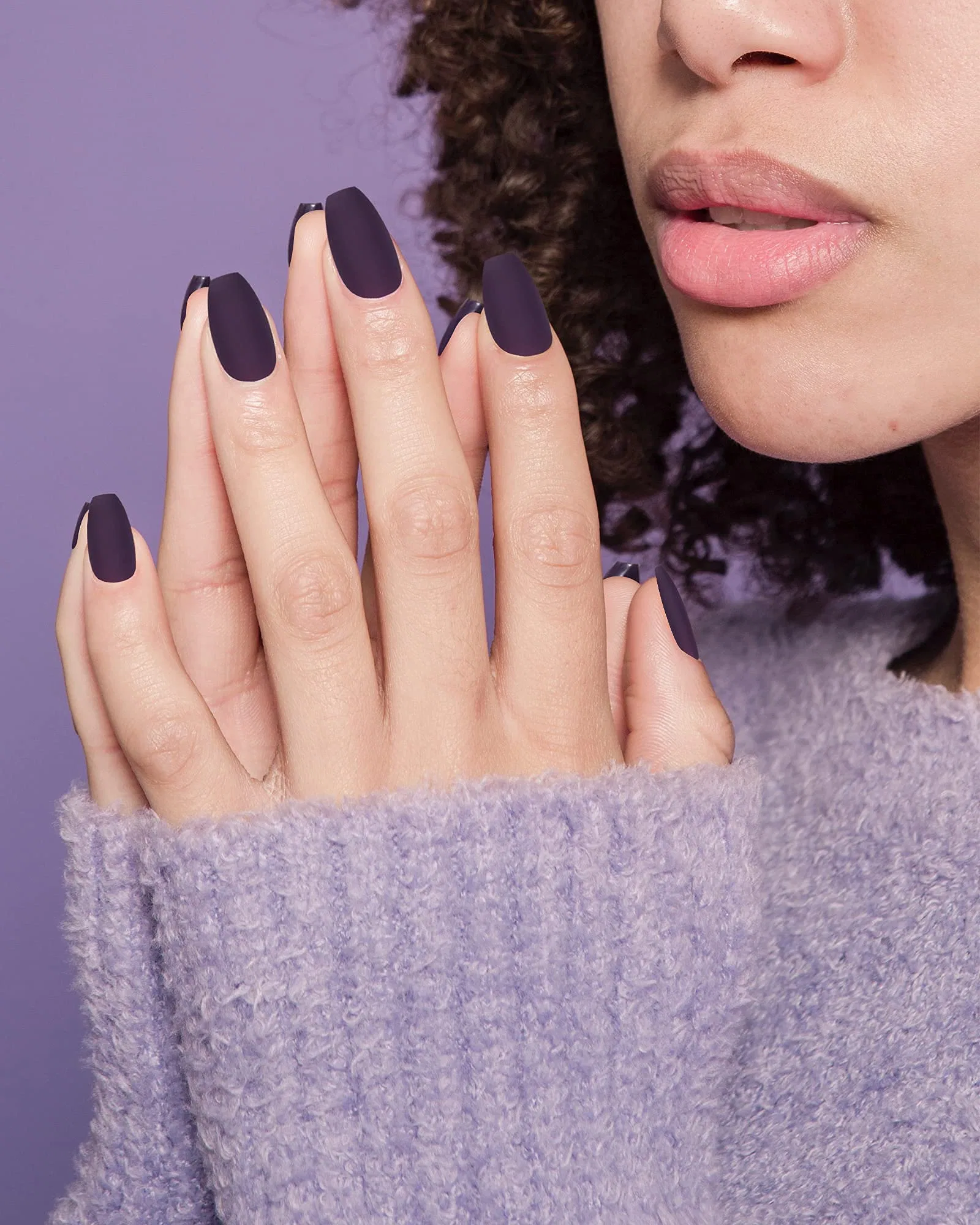 Unhas postiças de pontas falsas em cores sólidas com cola. Unhas acrílicas foscas pressionadas.