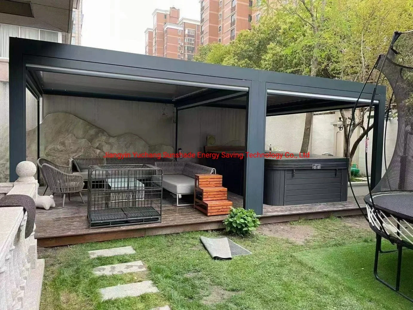 La moderna casa jardín exterior del techo de láminas de aluminio de Louvered pérgola